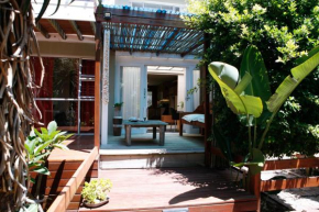 Tranquil Gem - lush garden view & solar energy!